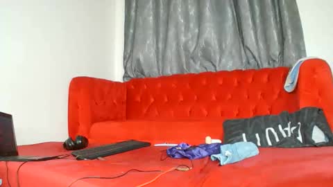 Snapshot of scentedfriction chatting on February 3, 6:40 am scentedfriction online show from February 3, 6:40 am