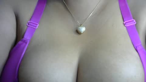 Snapshot of schoco_milf chatting on January 1, 11:40 pm mai latina online show from January 1, 11:40 pm