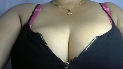 Snapshot of schoco_milf chatting on January 4, 12:59 pm mai latina online show from January 4, 12:59 pm