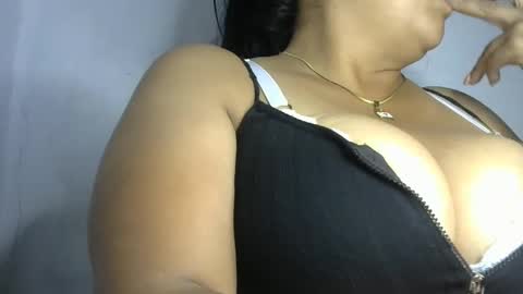 Snapshot of schoco_milf chatting on January 31, 1:54 am mai latina online show from January 31, 1:54 am