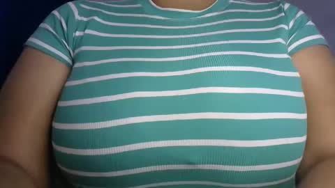 Snapshot of schoco_milf chatting on February 17, 11:02 am mai latina online show from February 17, 11:02 am