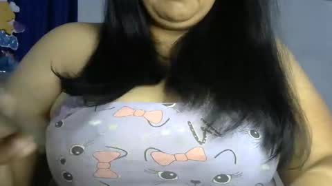 Snapshot of schoco_milf chatting on February 25, 11:19 am mai latina online show from February 25, 11:19 am