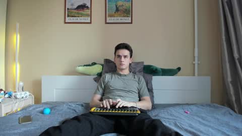 Snapshot of scooby_r chatting on December 4, 10:02 am Thomas brunette and Alex blond online show from December 4, 10:02 am