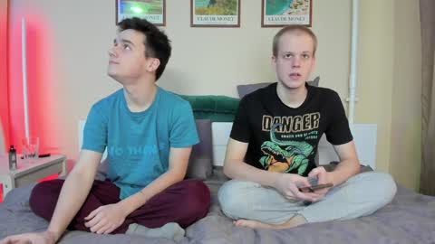 Snapshot of scooby_r chatting on December 10, 11:32 am Thomas brunette and Alex blond online show from December 10, 11:32 am