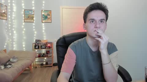 Snapshot of scooby_r chatting on December 12, 8:53 pm Thomas brunette and Alex blond online show from December 12, 8:53 pm