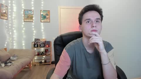 Snapshot of scooby_r chatting on December 12, 11:58 pm Thomas brunette and Alex blond online show from December 12, 11:58 pm