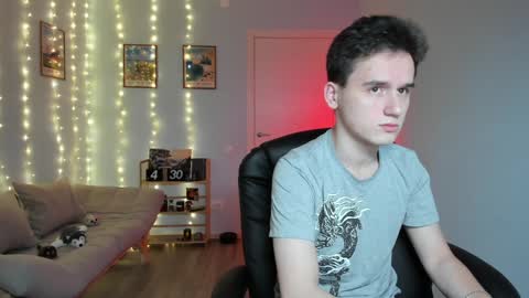 Snapshot of scooby_r chatting on December 16, 5:06 am Thomas brunette and Alex blond online show from December 16, 5:06 am