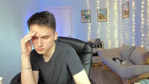 Snapshot of scooby_r chatting on January 5, 11:26 am Thomas brunette and Alex blond online show from January 5, 11:26 am