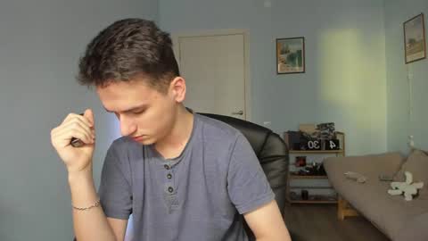 Snapshot of scooby_r chatting on January 17, 7:51 am Thomas brunette and Alex blond online show from January 17, 7:51 am