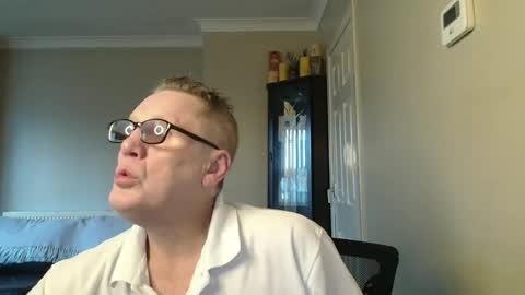 Snapshot of scottsman214 chatting on February 28, 5:15 pm James online show from February 28, 5:15 pm