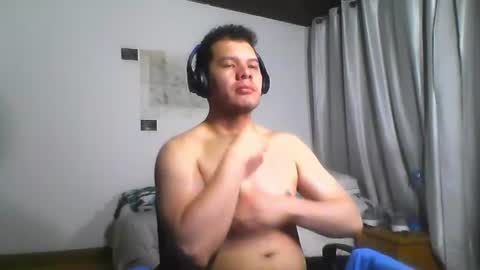 Snapshot of seb5759 chatting on June 23, 5:27 am seb5759 online show from June 23, 5:27 am