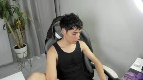 Snapshot of sebas_rosse chatting on April 23, 10:45 pm sebastian online show from April 23, 10:45 pm