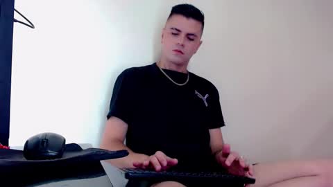 Snapshot of sebastian_loaiza chatting on November 30, 5:17 pm Sebastian online show from November 30, 5:17 pm