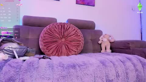     .  INDEPENDENT MODEL online show from March 28, 2:16 pm