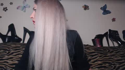 Emily online show from November 18, 9:30 pm