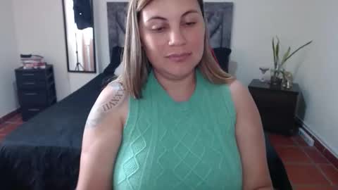 Snapshot of secretdeluxe chatting on June 8, 11:54 am Secret Bella online show from June 8, 11:54 am