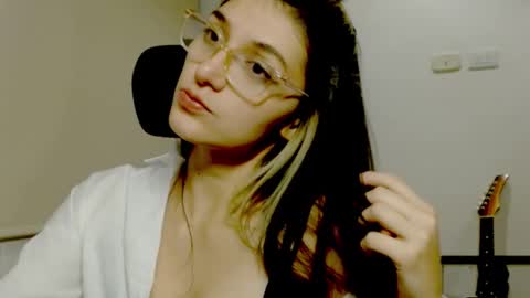 Snapshot of secretprivatebunny chatting on December 24, 3:05 am Maria online show from December 24, 3:05 am