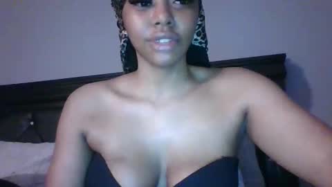 Snapshot of secrets333 chatting on February 25, 10:41 pm secrets333 online show from February 25, 10:41 pm