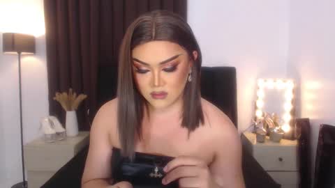 Snapshot of seductivelolalola chatting on February 15, 10:11 am Natalie Mefford online show from February 15, 10:11 am