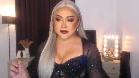 Snapshot of seductivelolalola chatting on February 19, 7:05 pm Natalie Mefford online show from February 19, 7:05 pm