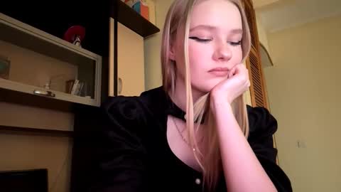 Snapshot of seemabensch chatting on February 28, 12:11 am Kristie online show from February 28, 12:11 am