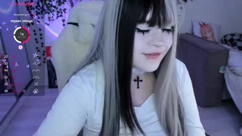 Snapshot of selena___cute chatting on October 28, 5:00 am Selena online show from October 28, 5:00 am