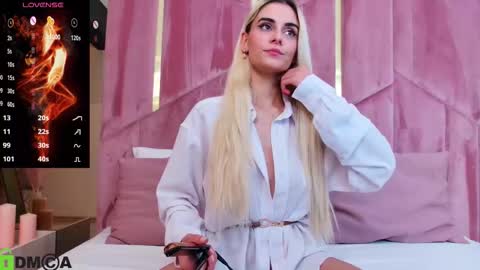 Snapshot of selenadaze chatting on February 21, 6:14 am Selena online show from February 21, 6:14 am