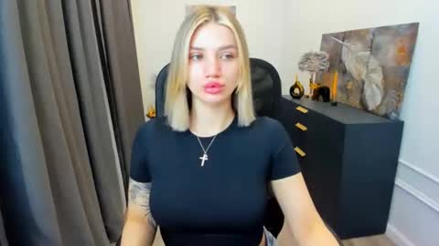 selenaemoore online show from April 19, 3:39 am