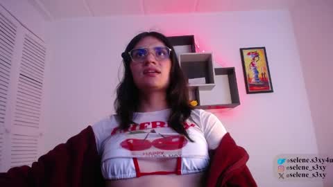 Snapshot of selene_cutie chatting on March 24, 11:32 pm Selene help me with 50 thumbs up online show from March 24, 11:32 pm