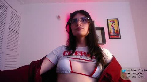 Snapshot of selene_cutie chatting on March 25, 11:44 pm Selene help me with 50 thumbs up online show from March 25, 11:44 pm