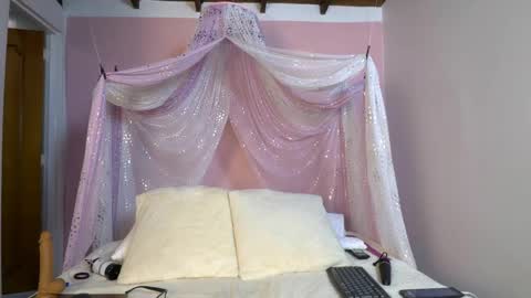 Snapshot of selene_moretti chatting on May 15, 12:01 pm selene online show from May 15, 12:01 pm