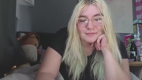 Selene online show from April 7, 2:28 pm