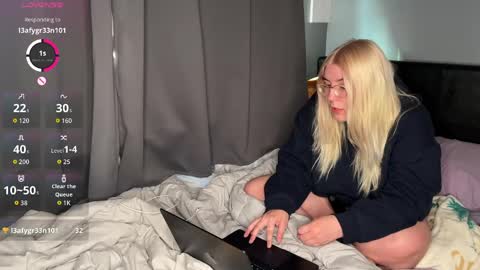 Snapshot of selenebaby chatting on April 23, 10:58 am Selene online show from April 23, 10:58 am