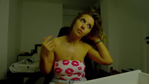 Snapshot of sellena_angel chatting on June 6, 4:23 pm sellena_angel online show from June 6, 4:23 pm