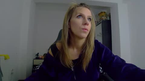 Snapshot of sellena_angels chatting on February 1, 2:59 pm sellena_angels online show from February 1, 2:59 pm