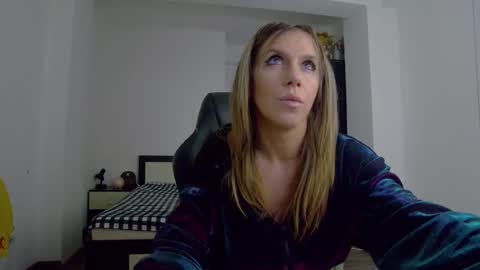 Snapshot of sellena_angels chatting on February 22, 5:55 pm sellena_angels online show from February 22, 5:55 pm