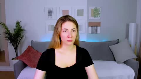 sensitiveheartt online show from April 15, 8:20 pm