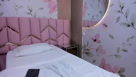 Sophie     online show from December 1, 11:32 pm