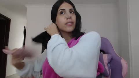 sararoussee online show from April 17, 7:50 pm