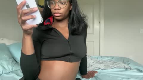 Snapshot of serenitybee chatting on April 29, 9:32 pm Serenity Bee online show from April 29, 9:32 pm