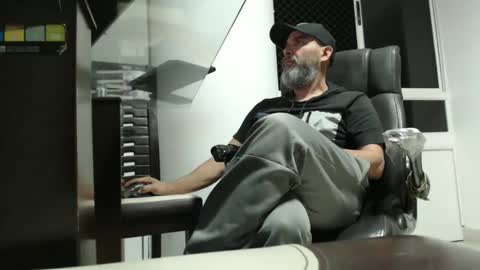 hetero serio discreto online show from April 14, 11:55 pm