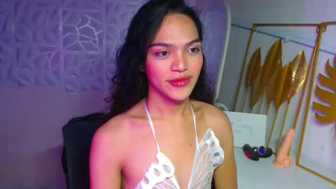 Snapshot of servicedoll18 chatting on December 4, 8:17 pm Bella online show from December 4, 8:17 pm