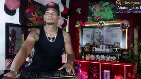 Aharon  ravelo online show from November 29, 1:19 am