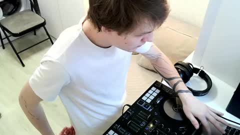 Jennis and OliverPvt is open online show from April 28, 7:24 am