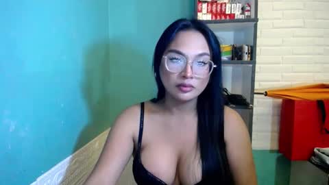 Snapshot of sexuallyattractive_mae chatting on May 21, 9:11 pm sexuallyattractive_mae online show from May 21, 9:11 pm