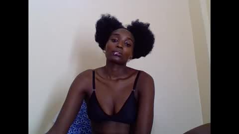 Snapshot of sexxy_liney chatting on February 25, 10:29 pm sexxy_liney online show from February 25, 10:29 pm