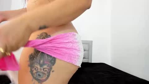 Snapshot of sexxylatincouple1 chatting on February 5, 10:31 am sexxylatincouple1 online show from February 5, 10:31 am