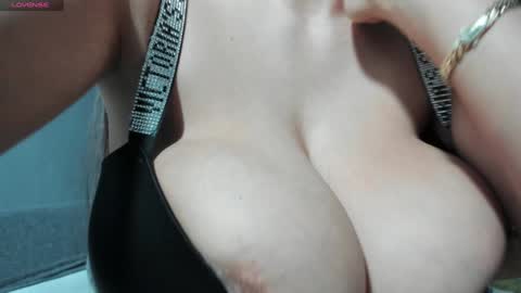 Snapshot of sexxymeriemm chatting on January 6, 5:06 pm sexxymeriemm online show from January 6, 5:06 pm