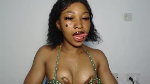 Snapshot of sexy_bluey247 chatting on April 4, 4:33 am sexy_bluey247 online show from April 4, 4:33 am