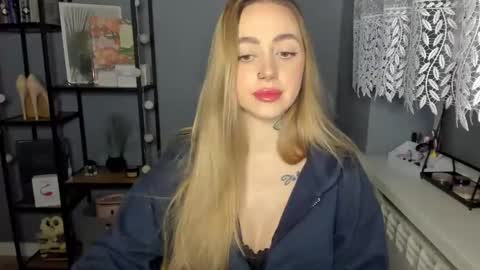 Snapshot of sexy_coralie chatting on December 10, 8:19 am C o r a l i e online show from December 10, 8:19 am